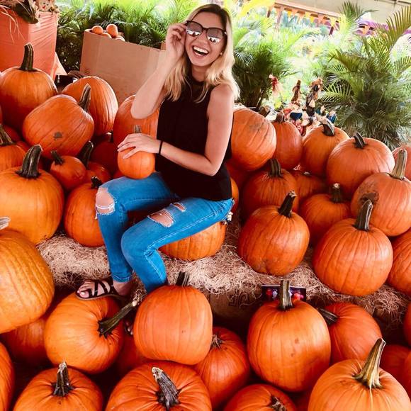 Meet your Posher, Dominique - Picture 1 of 1